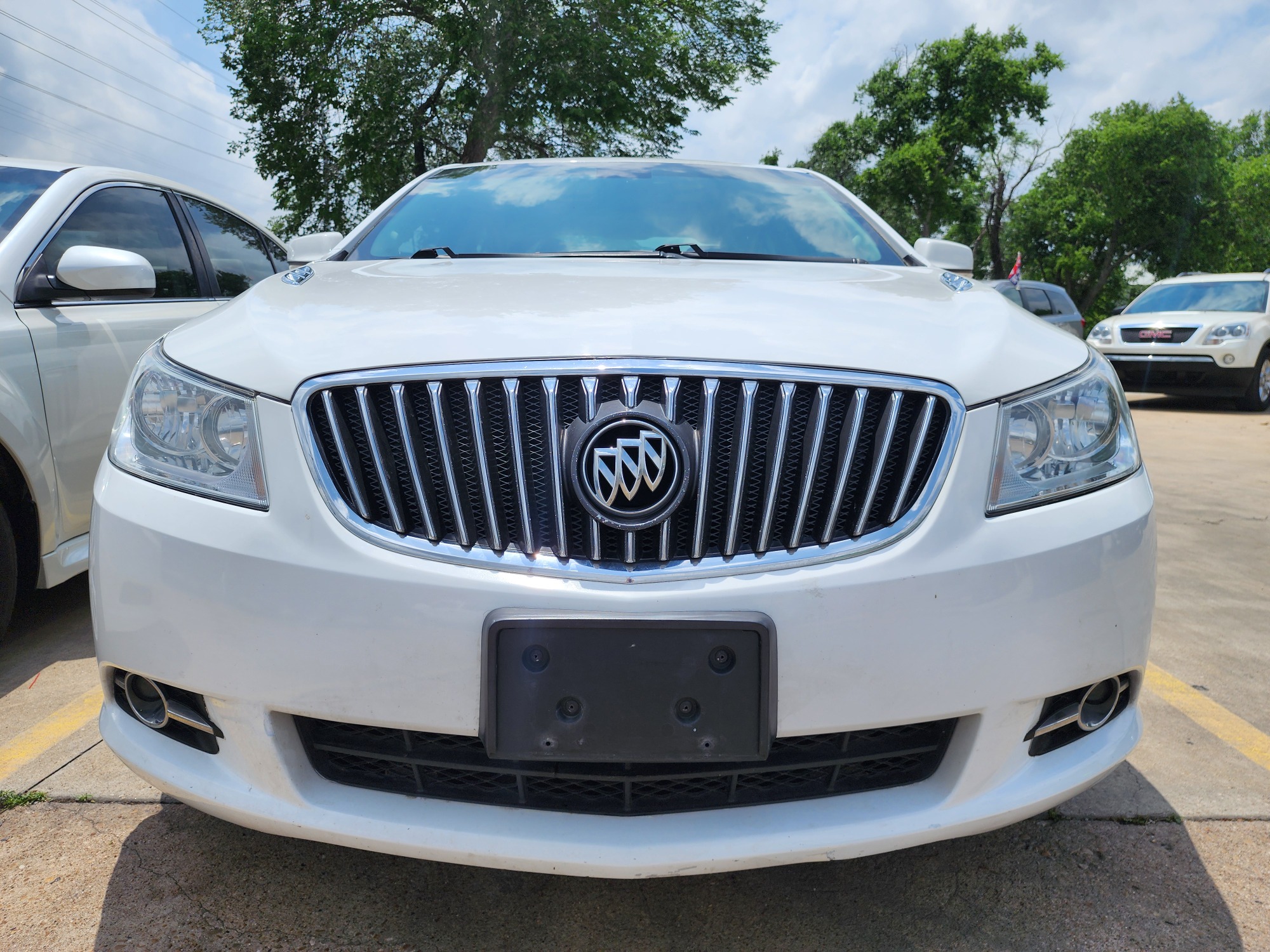 2013 WHITE /GRAY Buick LaCrosse Premium Package 2, w/Leather (1G4GF5E31DF) with an 3.6L V6 DOHC 24V FFV engine, 6-Speed Automatic transmission, located at 2660 S.Garland Avenue, Garland, TX, 75041, (469) 298-3118, 32.885551, -96.655602 - CASH$$$$$$ CAR! This is a very well cared for 2013 BUICK LACROSSE SEDAN! PREMIUM PKG! PUSH START! PANO SUNROOF! HEATED STEERING WHEEL! BLUETOOTH! Come in for a test drive today. We are open from 10am-7pm Monday-Saturday. Call us with any questions at 469.202.7468, or email us at DallasAutos4Le - Photo #5